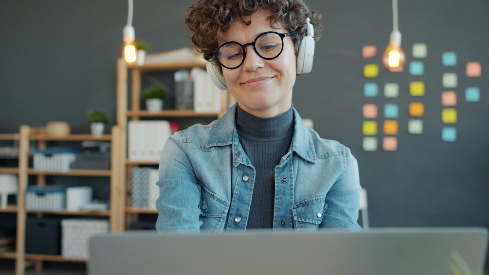 Deepfake Phishing: 7 Powerful Real-Time AI Defenses 25 Headset user on a laptop representing synthetic voice and video signal review