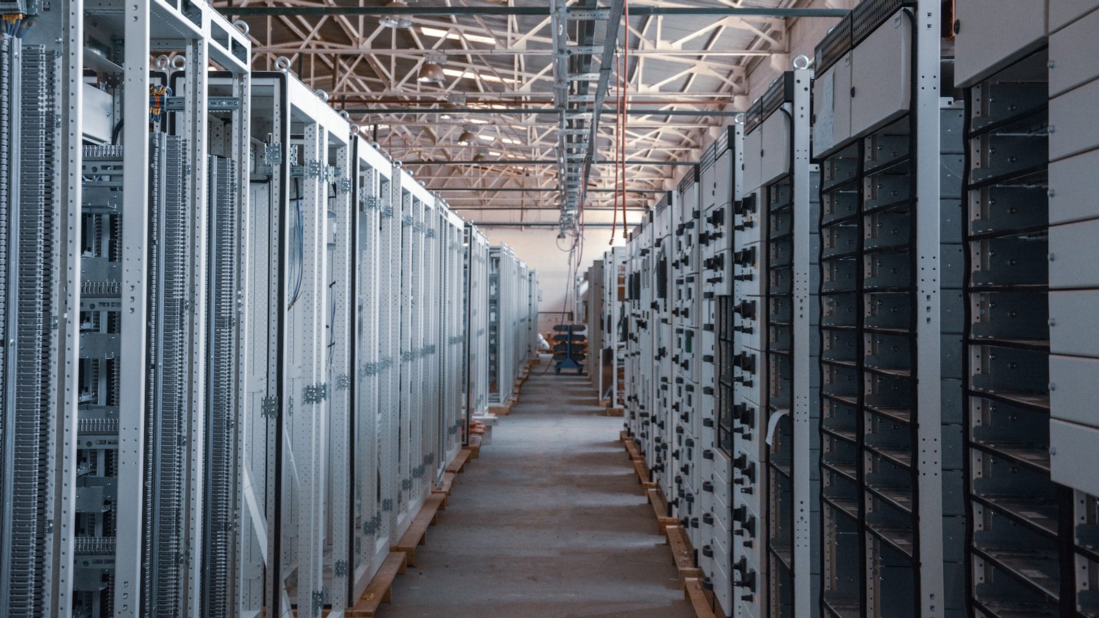 hybrid AI architectures connecting cloud data centers edge devices and enterprise AI workflows