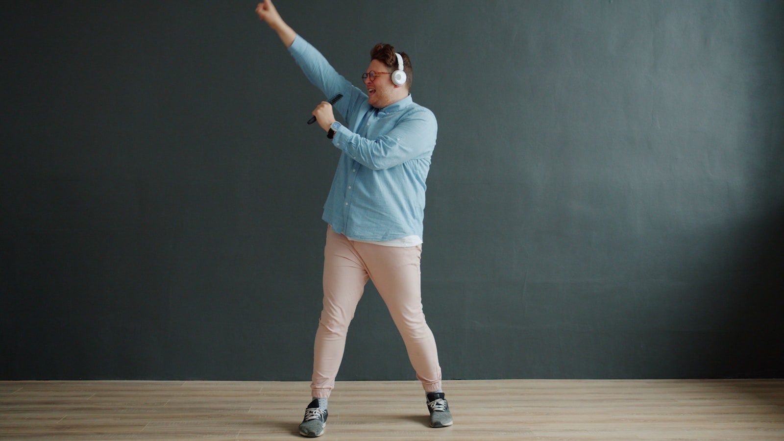 MiaDance: 7 Powerful AI Video Moves for Creators 13 Dancer motion scene representing AI Dance and motion control tools