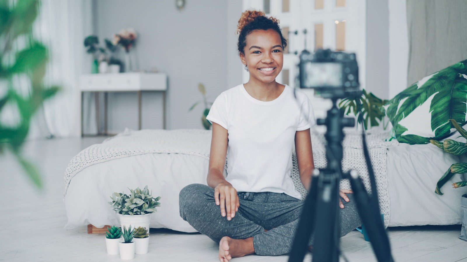 MiaDance: 7 Powerful AI Video Moves for Creators 15 Creator filming social video content for marketing use cases