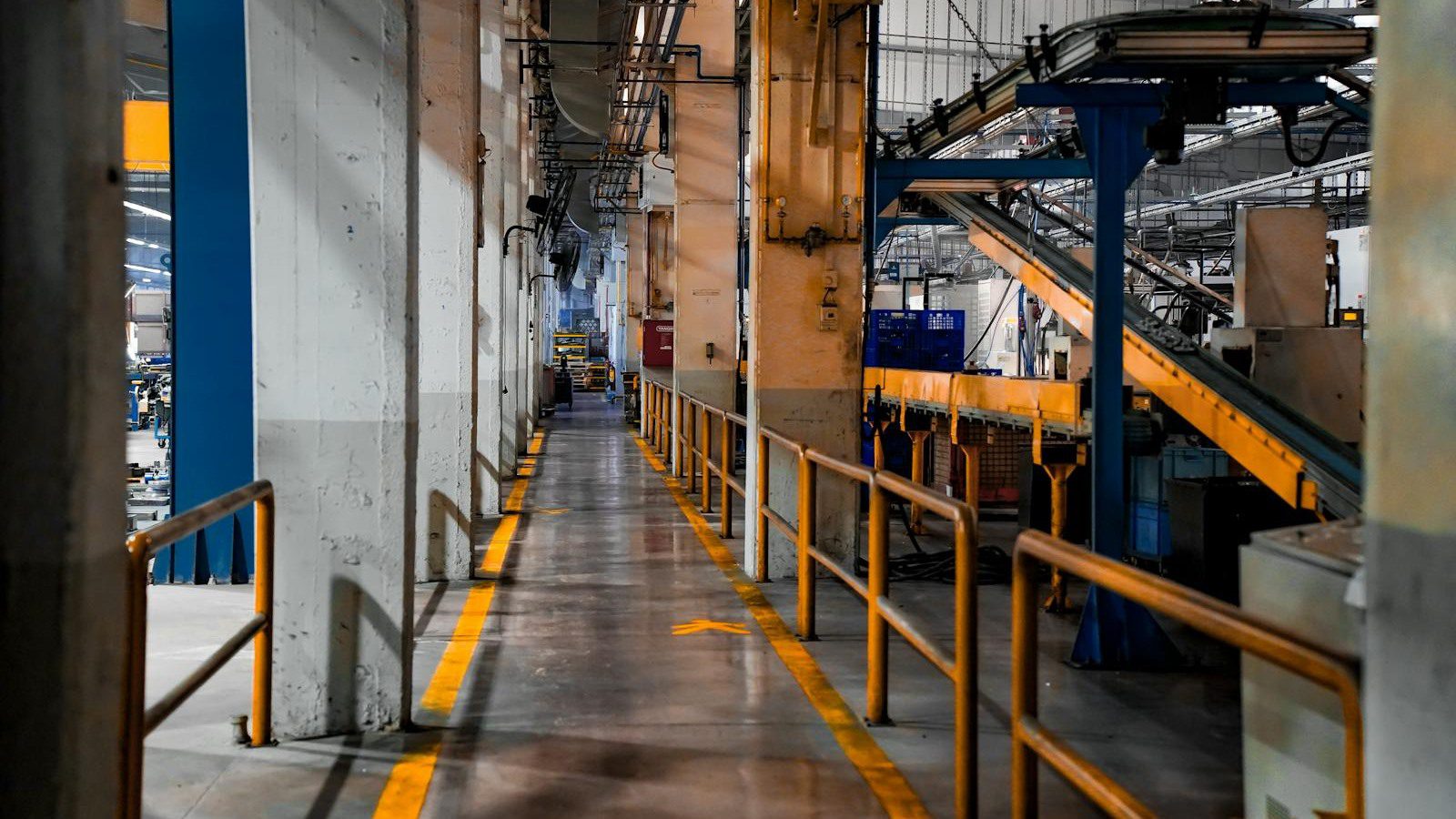 modern factory interior representing private 5G networks and slicing for industrial IoT