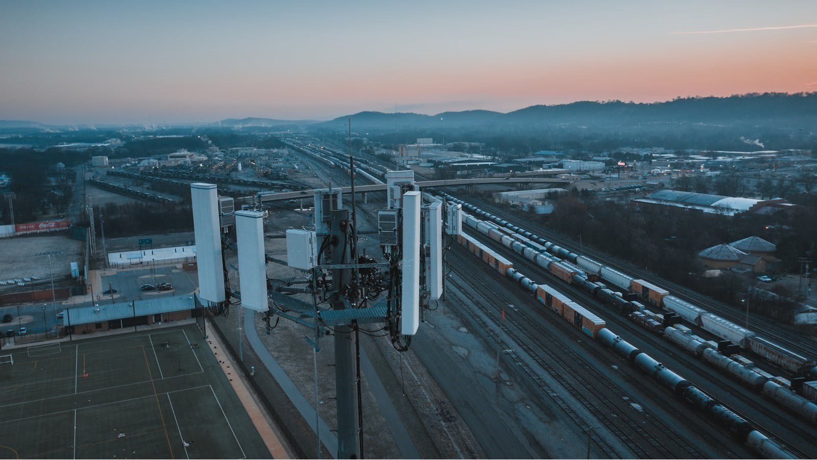 5G and 6G trends for IoT projects shown by a modern telecommunications tower supporting connected devices