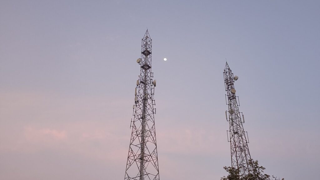 Post-Brexit Digital Sovereignty shown through network towers representing resilient multi-cloud connectivity and service continuity