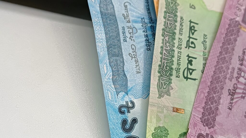 Predictable Budgeting shown by banknotes next to a keyboard for IT cost visibility