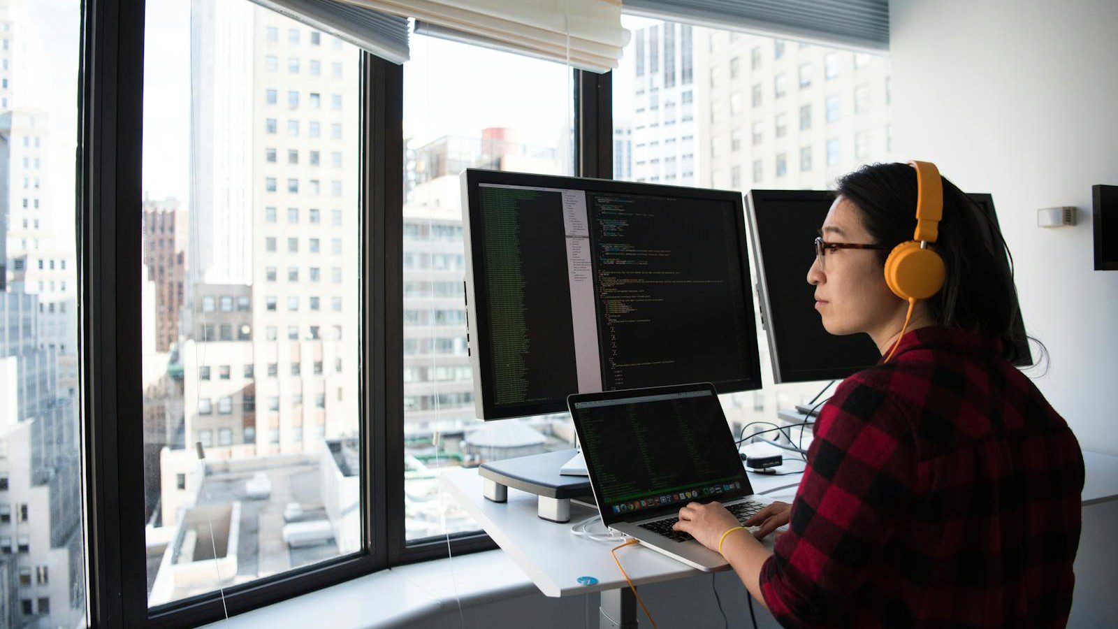 Asynchronous collaboration tools: distributed team planning work with laptops and notes