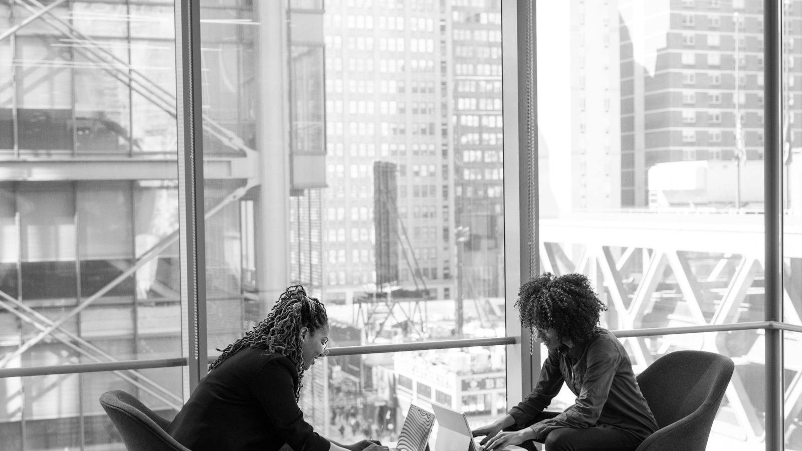 Securing the Distributed Network: Best Practices for Managing Employee-Owned Devices and Home Wi-Fi Risks 6 byod and home wifi risks: IT security team reviewing endpoint protection and patch posture.