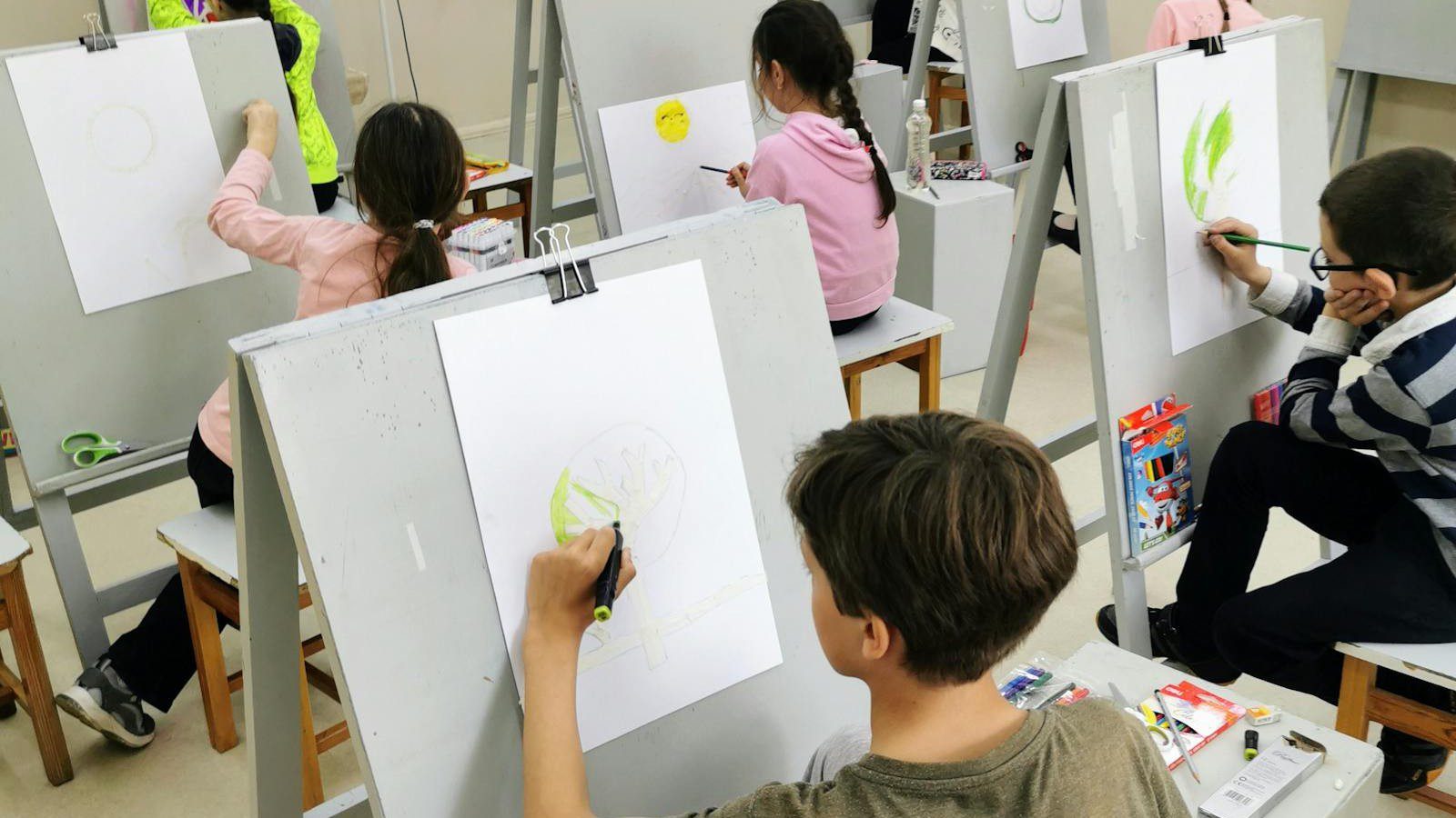 ComicInk: A Practical Guide to AI Comic Creation and Creator Stores 9 ComicInk: children drawing in class for educational comic storytelling