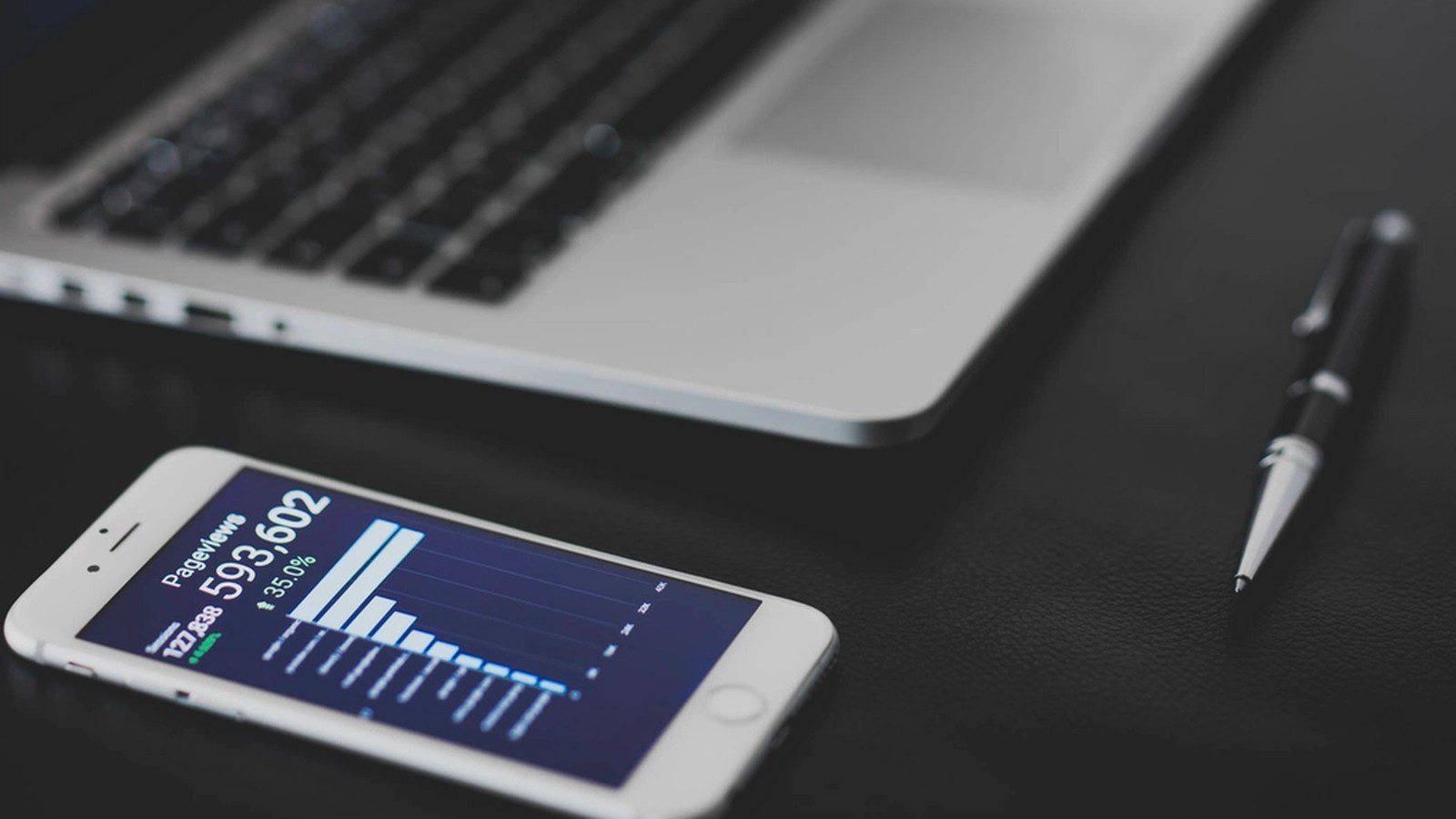 Data Mesh Architecture: mobile analytics dashboard for data product consumers.