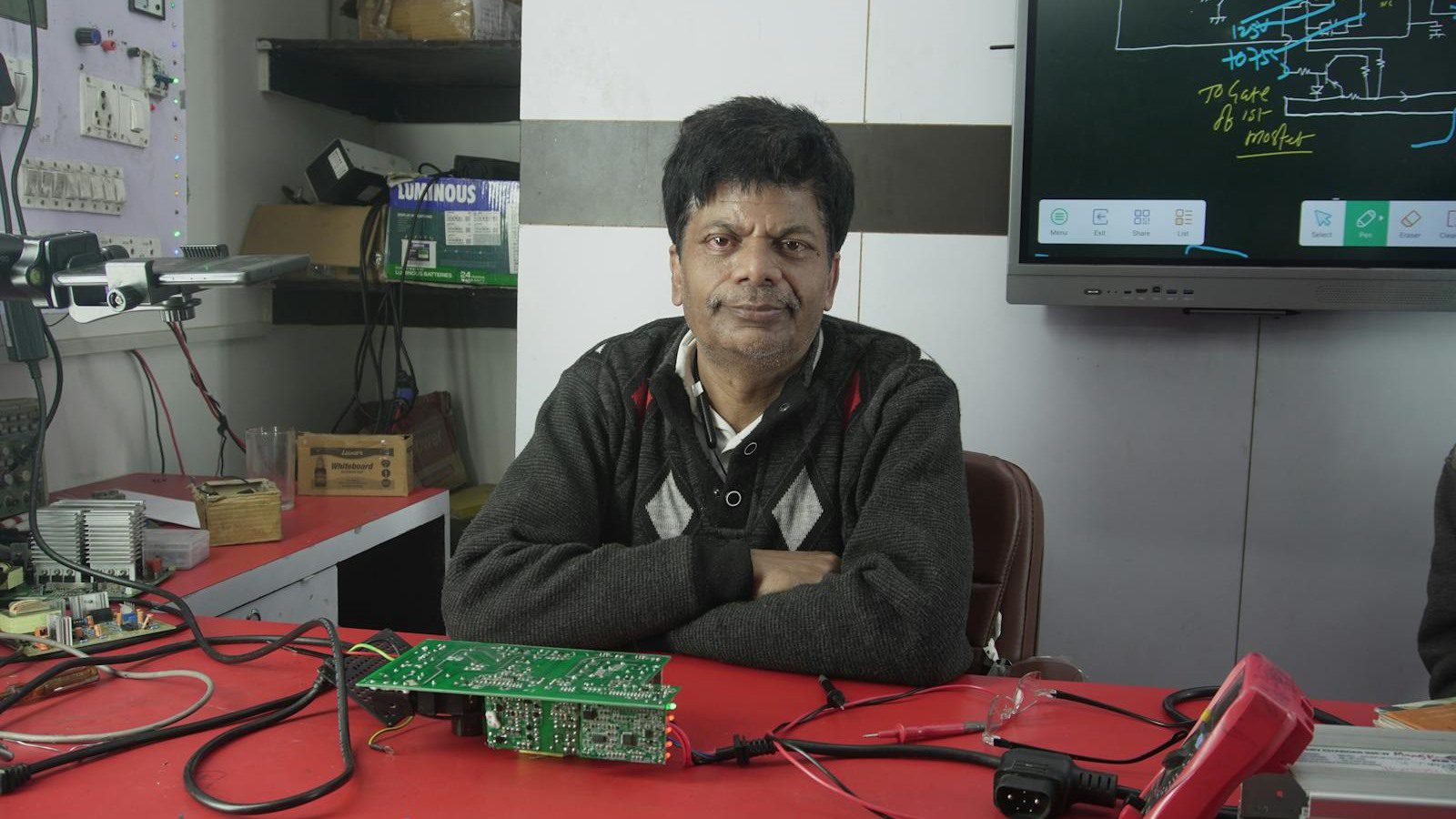 Digital Carbon Footprint: 7 Powerful Ways to Cut It 15 electronics engineer repairing circuit boards to extend device life and reduce e-waste