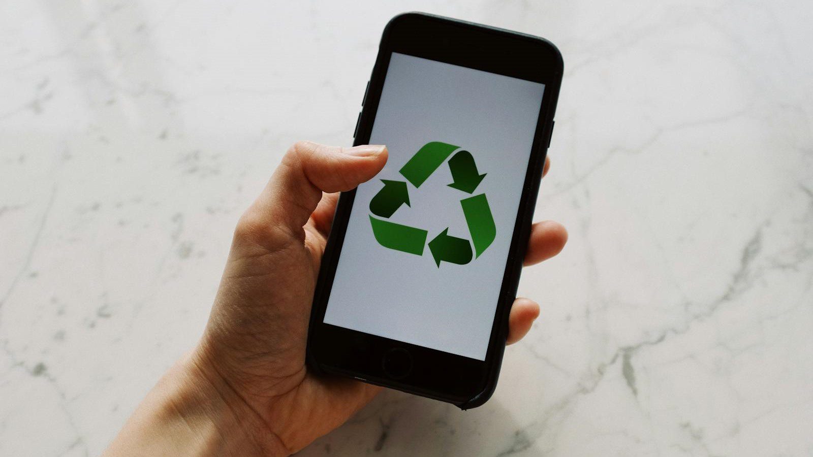 Digital Carbon Footprint: 7 Powerful Ways to Cut It 19 smartphone with a recycling symbol for digital carbon footprint FAQ and sustainable device use