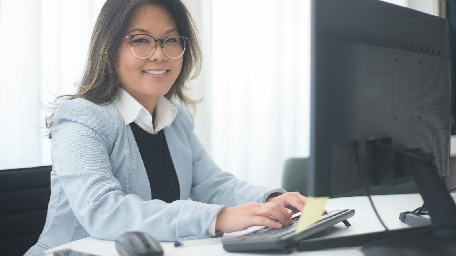 Digital Transformation Roadmaps: Step-by-Step Guidance for Legacy Businesses 7 digital transformation roadmaps: IT specialist monitoring modern infrastructure dashboards.