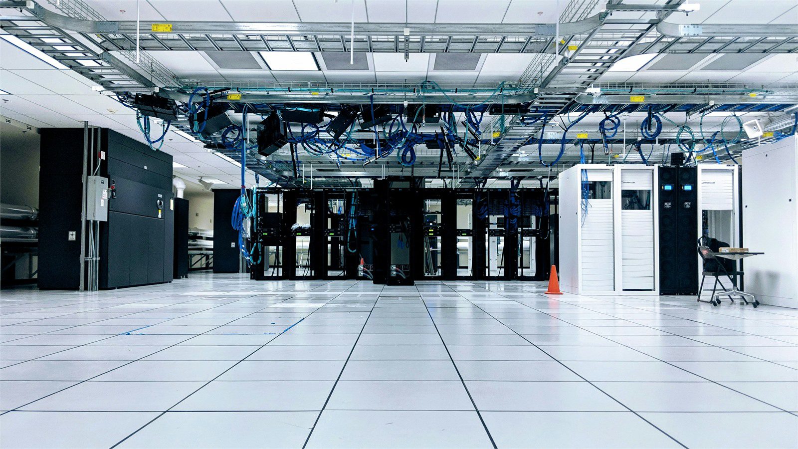 Enterprise Disaster Recovery Solutions: 7 Proven Fast Wins 12 enterprise disaster recovery solutions server room showing recovery infrastructure at a glance