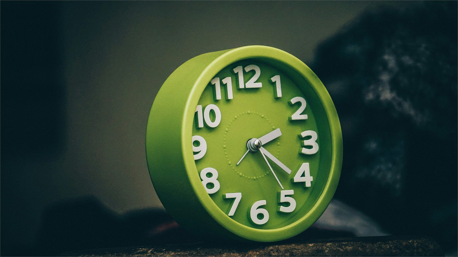 Enterprise Disaster Recovery Solutions: 7 Proven Fast Wins 13 green clock representing sub-5 minute recovery objectives and fast resilience planning