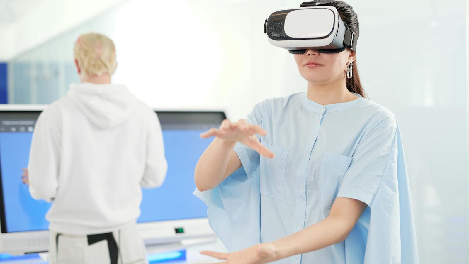 Extended Reality in Training: 7 Engaging Employee Wins 16 employee interacting with VR in an office for safe accessible immersive training experiences