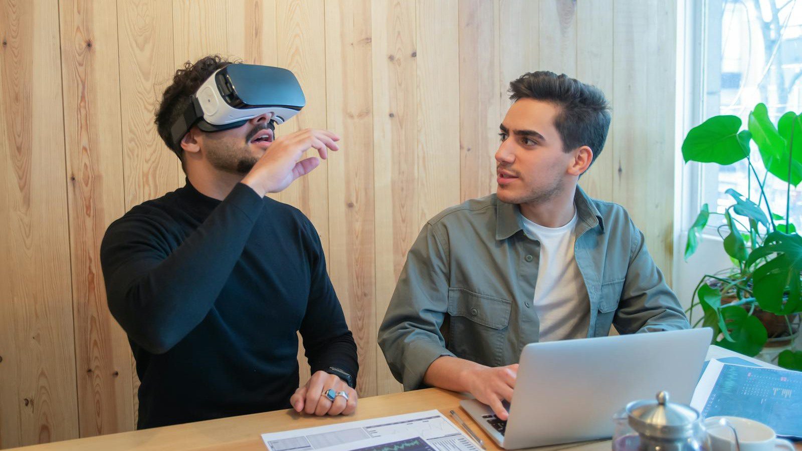 Extended Reality in Training: 7 Engaging Employee Wins 14 colleagues using VR and laptops in a blended workplace learning session