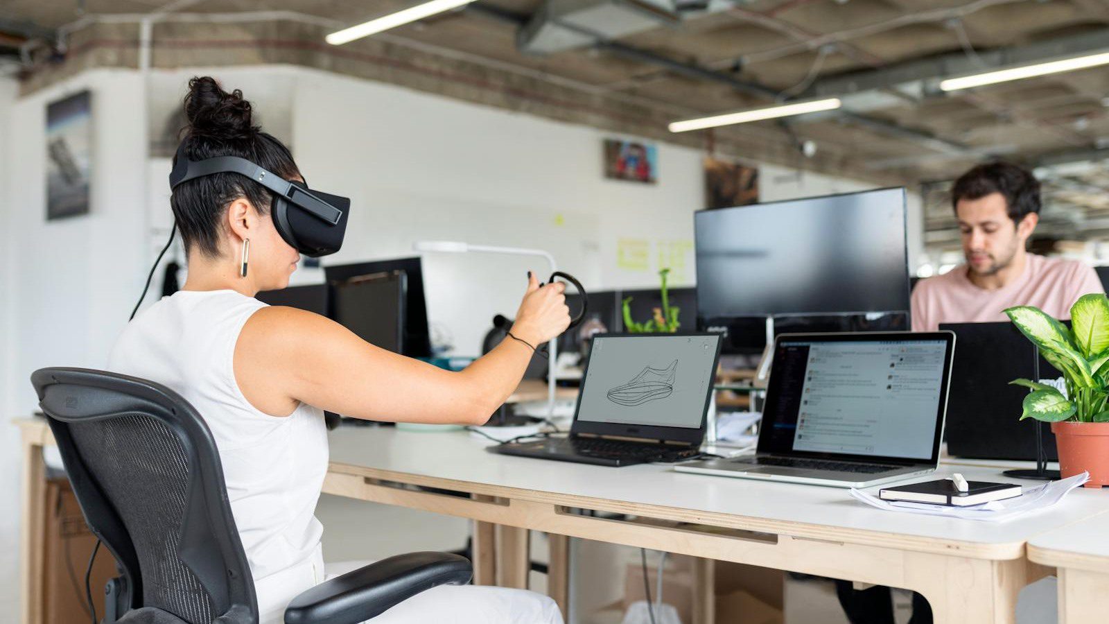 Extended Reality in Training: 7 Engaging Employee Wins 15 employee using VR beside a laptop for measuring skills confidence and learning behavior