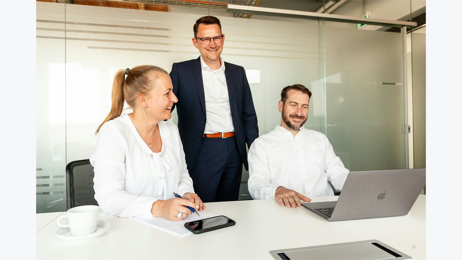 Help Desk Billing Automation: 7 Powerful Steps 21 team collaborating around a laptop for help desk billing automation rollout planning