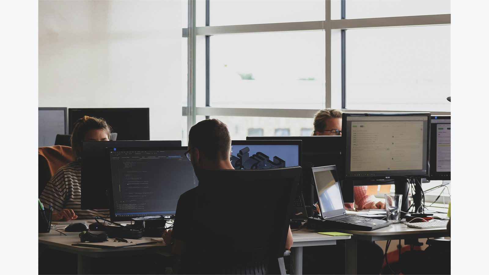 High-Availability Architecture: 9 Proven Uptime Wins 22 operations team monitoring workstations representing failure drills and continuous improvement