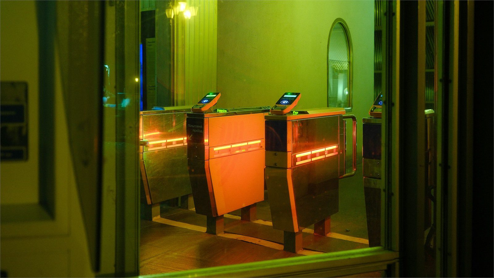 Identity-Aware Access: 7 Secure Steps Beyond VPN 14 access turnstiles illustrating device posture MFA and session control decisions