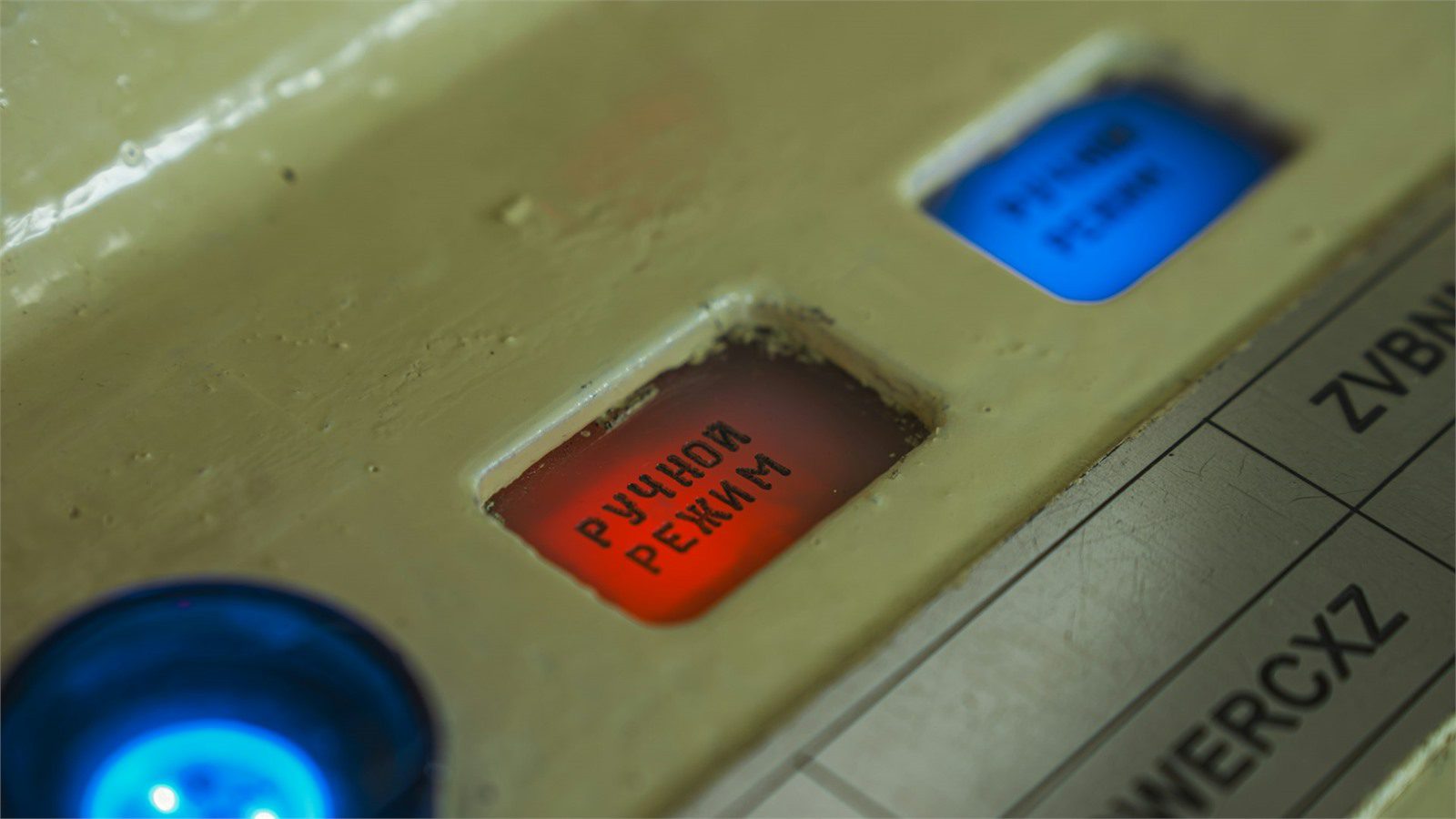 control panel status lights representing business service availability KPI