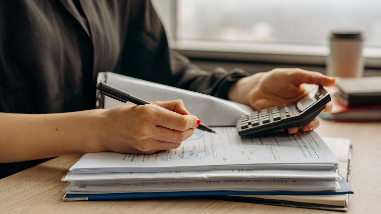 Maximizing IT ROI: A Guide to Smart Cloud and Software Spend 8 IT ROI: cloud spend governance dashboard and cost ownership.