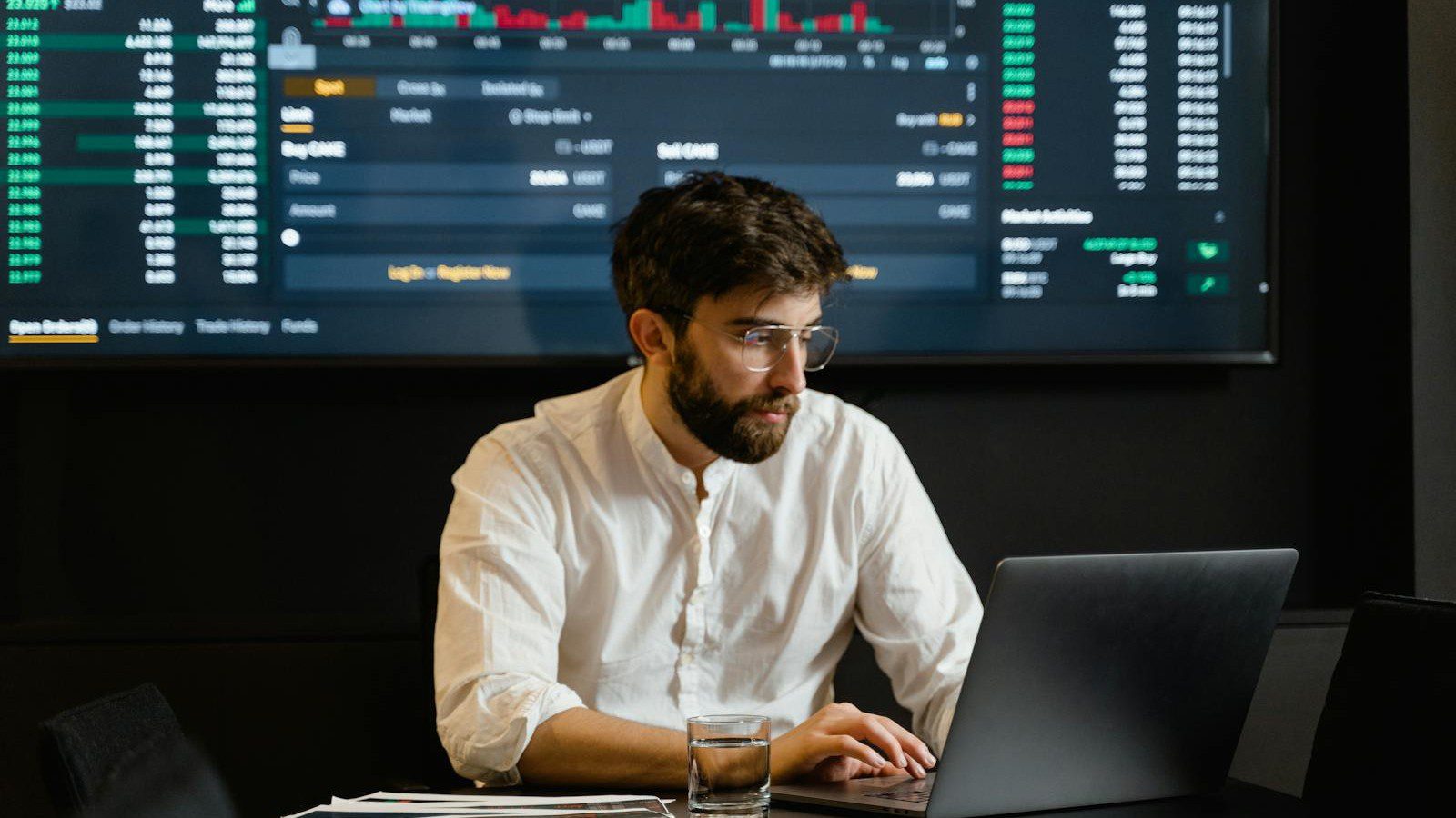 Maximizing IT ROI: A Guide to Smart Cloud and Software Spend 9 IT ROI: renewal planning and technology investment roadmap.