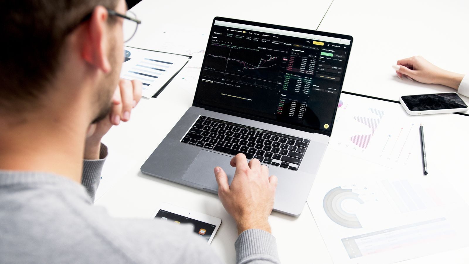 The Data-Driven Edge: Transforming Legacy Databases into Actionable Insights 7 Legacy Databases: data analysis interface for a modern analytics layer.