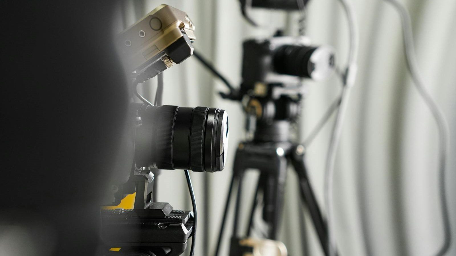LiveSwap real-time face swap workflow for creators using streaming cameras and AI video tools