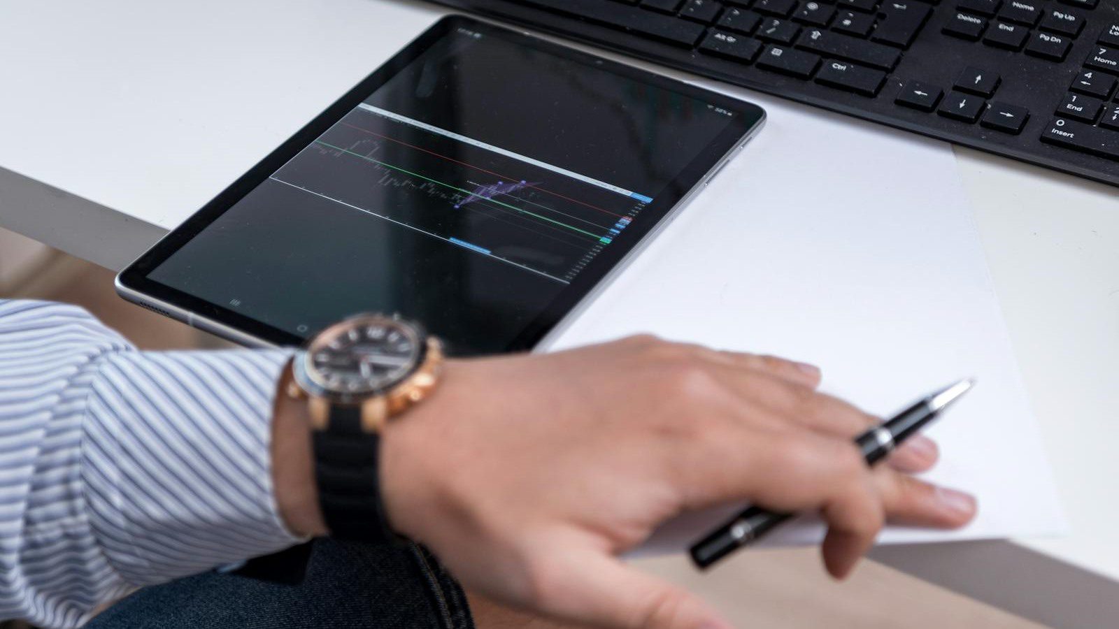 LiveSwap Review: 7 Smart Real-Time Face Swap Wins 15 business user reviewing tablet analytics representing live-time pricing and creator credits