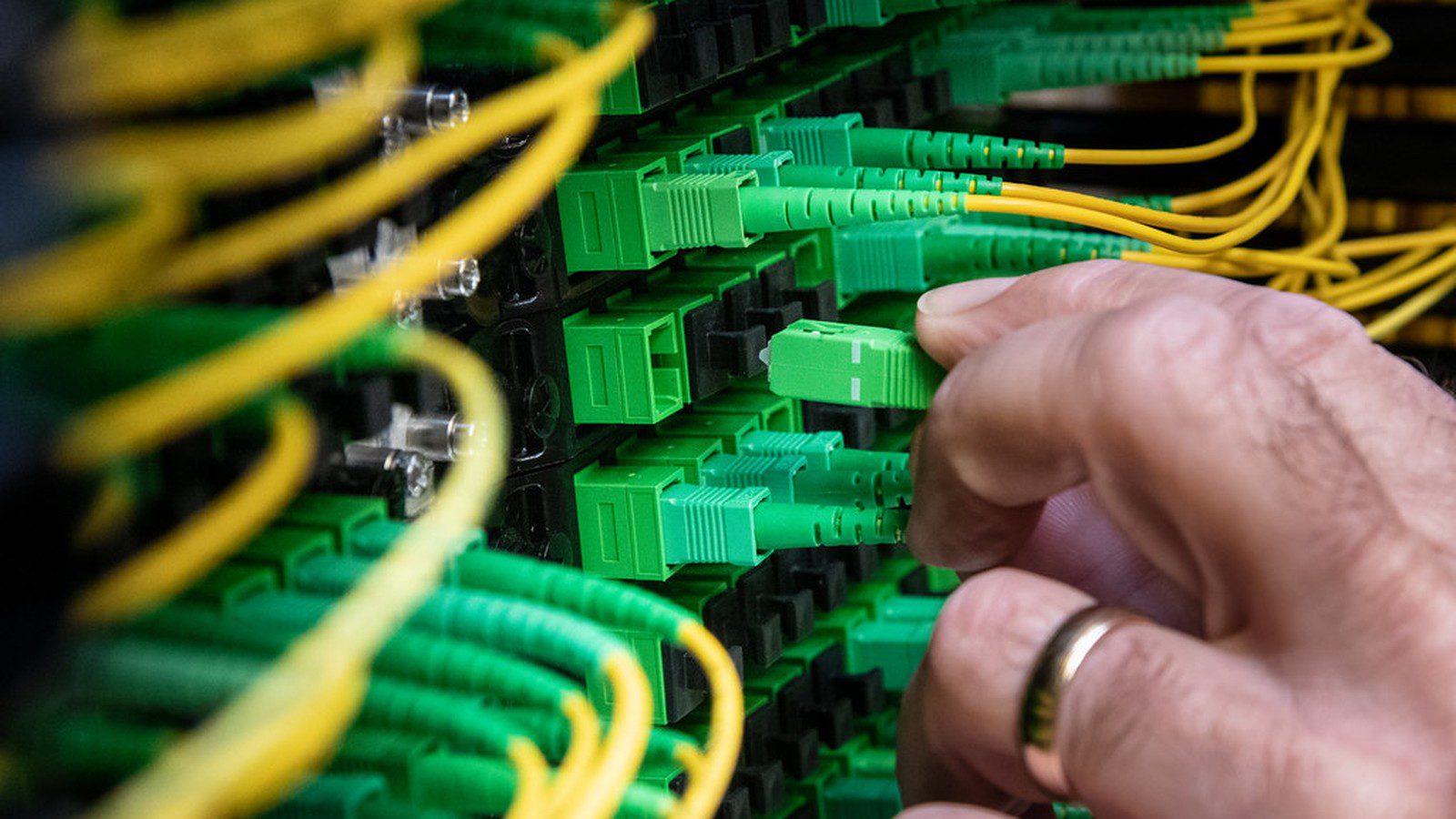 cloud computing: hybrid cloud operations room for enterprise modernization