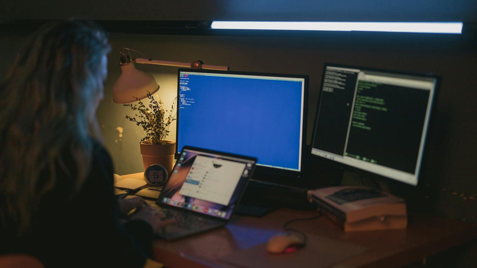 How to Set Up a Secure Remote Work Environment: A Step-by-Step Guide 6 secure remote work environment: a tidy home office desk ready for secure remote work.