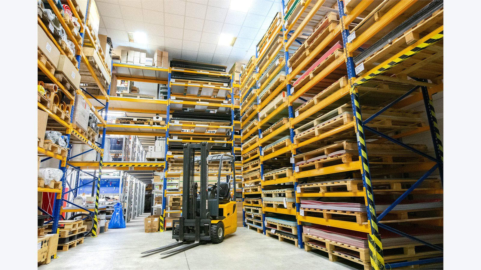 Smart Warehousing Uses IoT and AI: 9 Powerful Wins 13 modern warehouse aisles and forklift showing connected smart warehousing operations at a glance