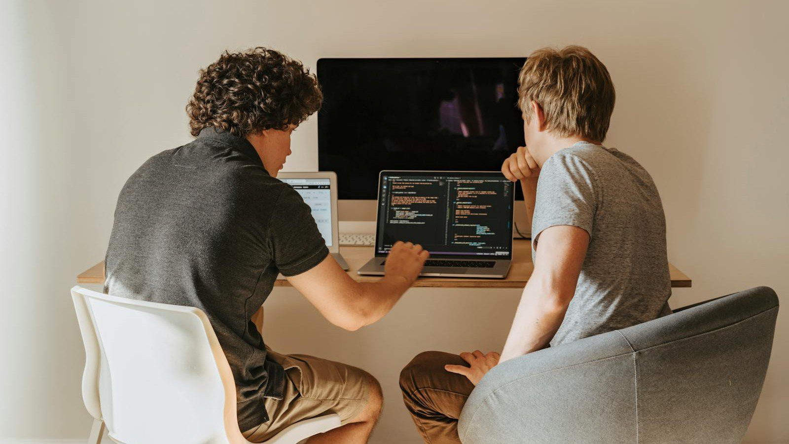 The Virtual Desktop Infrastructure (VDI) Playbook: Securely Scaling Remote Workforces 8 virtual desktop infrastructure playbook: team reviewing desktop performance and cost metrics.