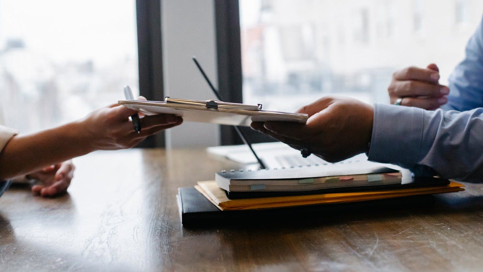 The Virtual Desktop Infrastructure (VDI) Playbook: Securely Scaling Remote Workforces 9 virtual desktop infrastructure playbook: distributed IT workshop for rollout governance and user enablement.
