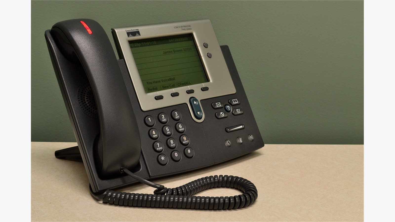 VoIP call quality troubleshooting with a Cisco IP phone on an office desk