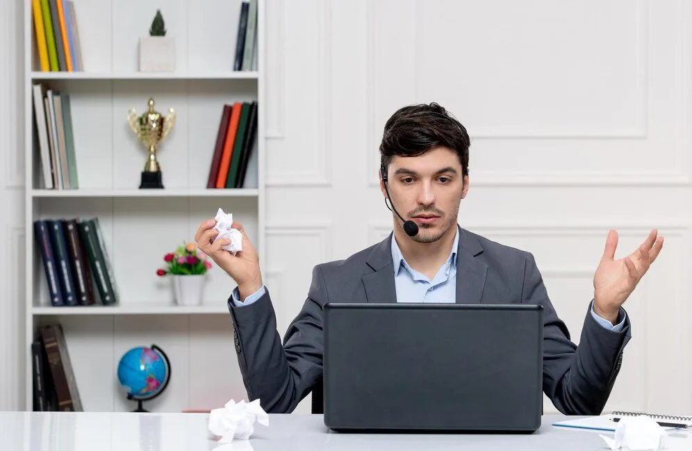 Service Desk 38 IT-professional-solving-a-ticket