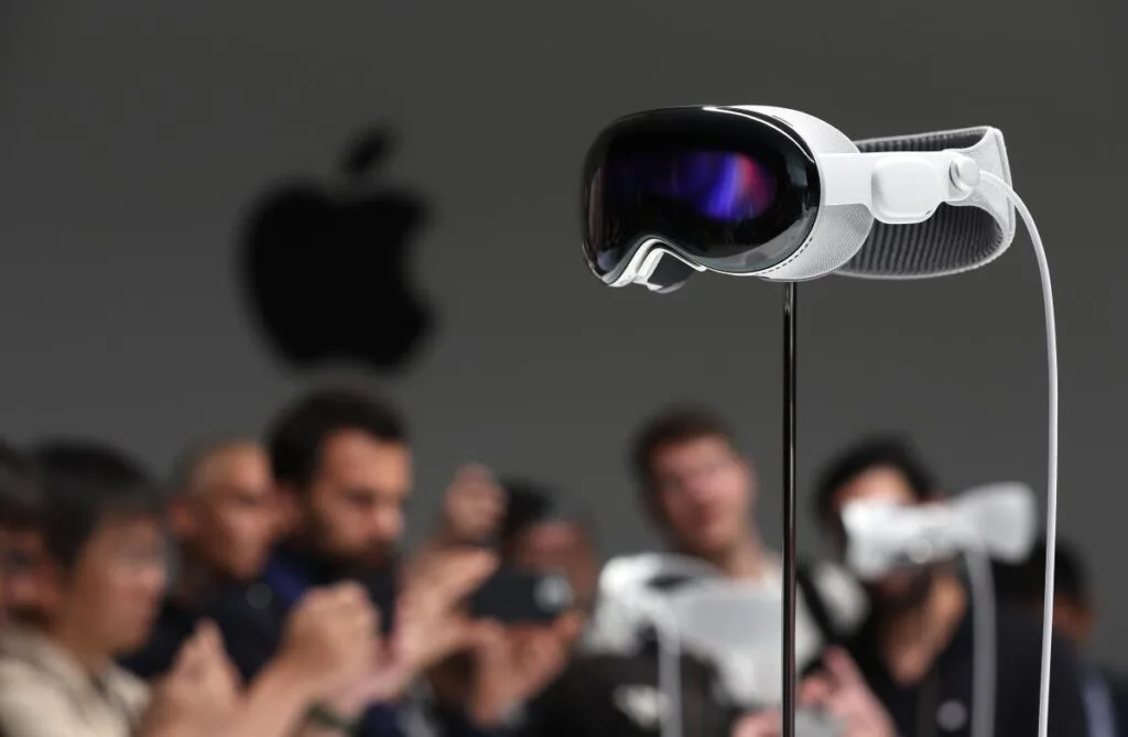 Apple Vision PRO Mixed Reality Solutions for Enterprise and eCommerce 8 Why Apple Vision PRO Stands Out