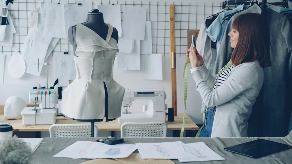 Fashion Diffusion: 7 Practical Things to Know About the AI Fashion Design Platform 14 Fashion Diffusion 06 faq mockup smartphone