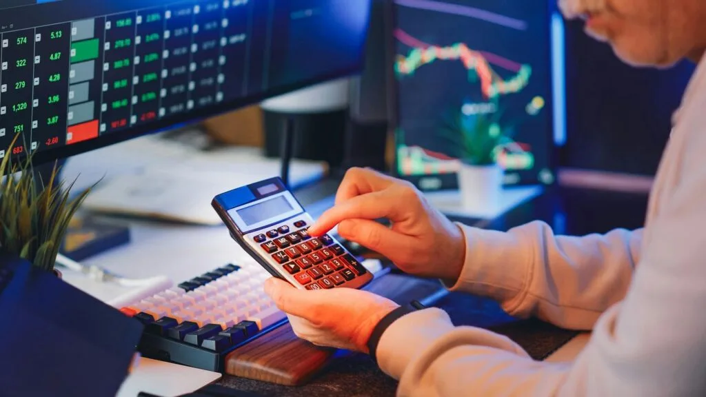Google Finance AI: 7 Facts About Google's AI-Powered Finance Search 9 Google Finance AI 02 at a glance calculator