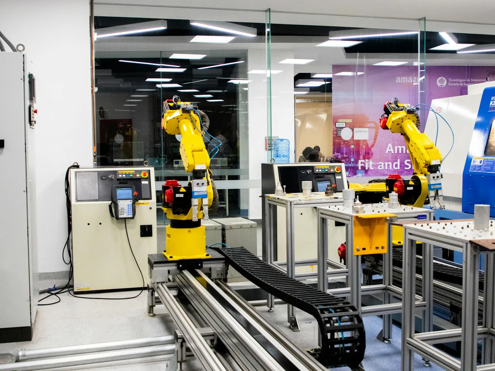 Hyundai Robotics: 7 Powerful Facts on Its Physical AI Strategy 16 Overview of Hyundai robotics expansion at a glance represented by an engineer at a digital command center monitoring operations