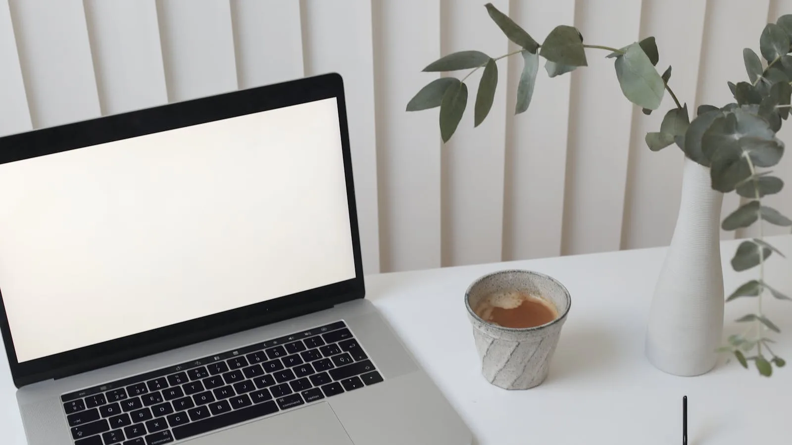 What Is Cognosys? 7 Important Facts About the AI Workflow Agent 25 Key facts about Cognosys represented by a creative laptop and notebook workspace