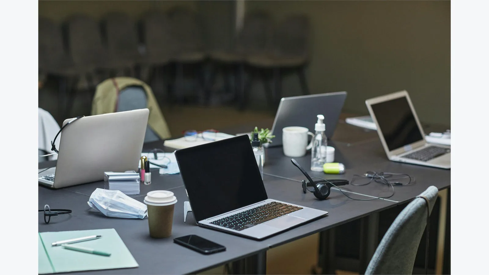 Clico Review: 7 Smart Wins for Browser-First Writing 14 Clico comparison concept with multiple laptops arranged across an office desk