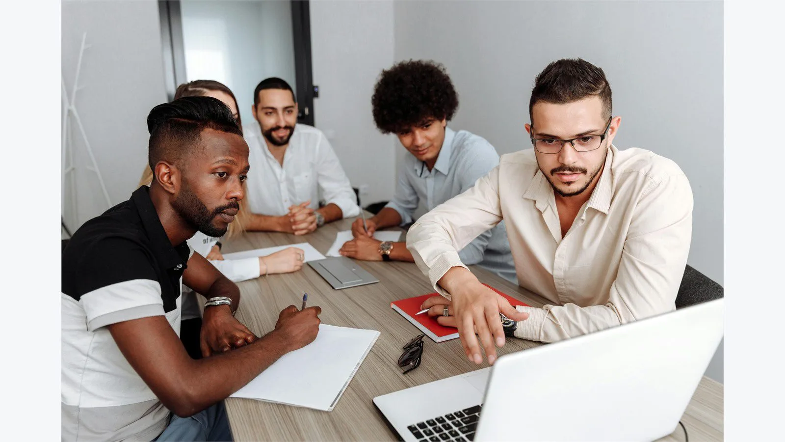 Clico Review: 7 Smart Wins for Browser-First Writing 15 Clico team productivity concept with colleagues gathered around a laptop in a meeting