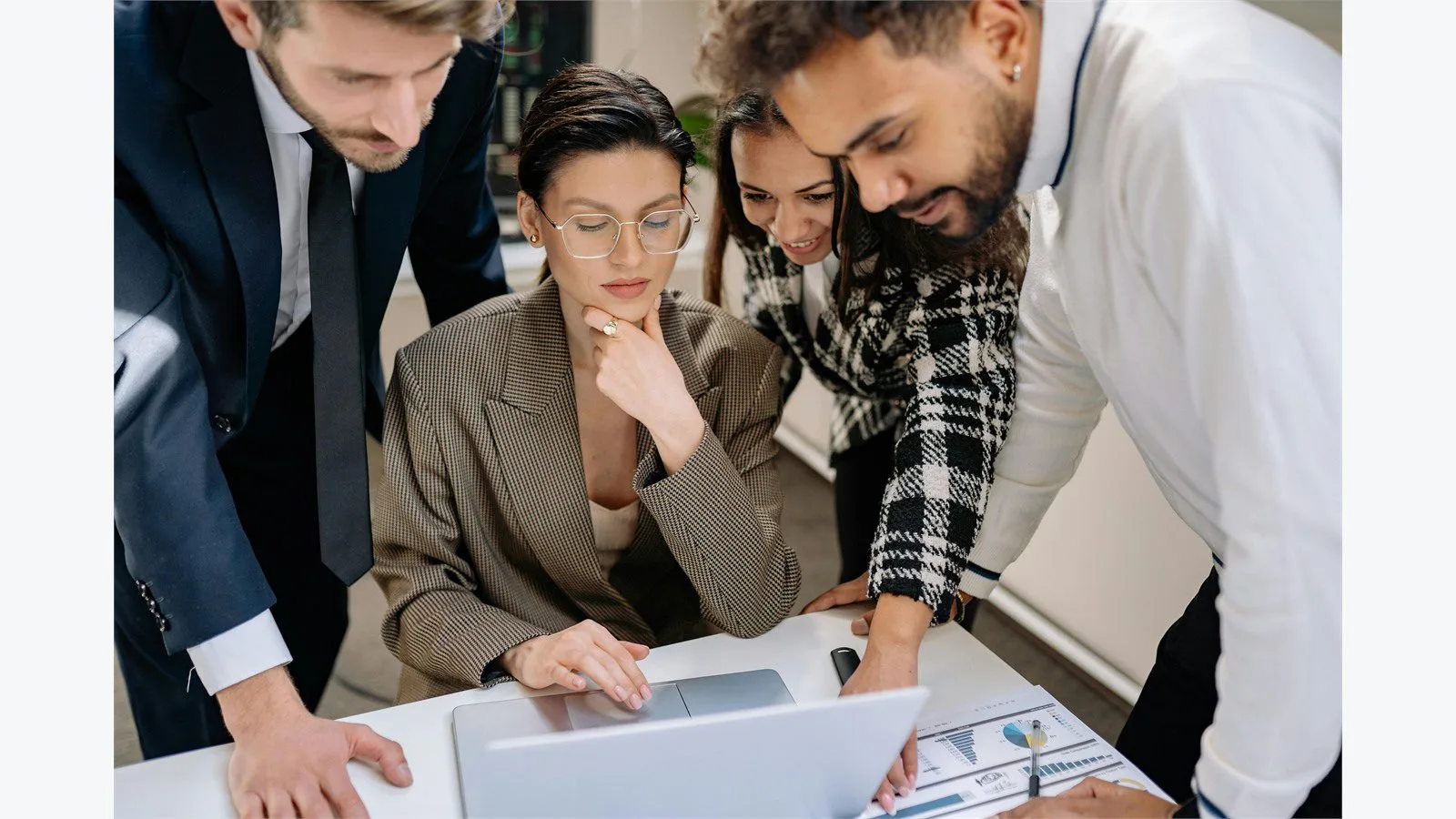 Netflix VOID AI: 7 bold changes for video editing 17 Netflix VOID AI FAQ concept with coworkers discussing a laptop in an office