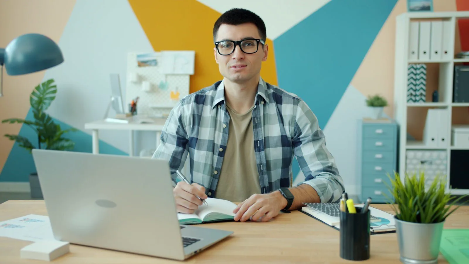 Noscroll AI: 7 smart ways to beat doomscrolling 13 Noscroll AI personalization concept with a worker planning sources at a laptop and notebook