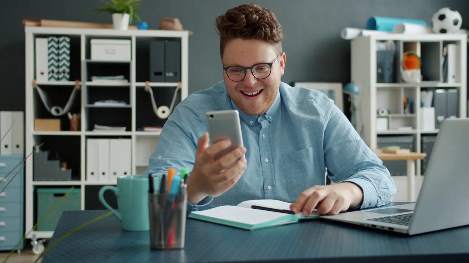 Noscroll AI: 7 smart ways to beat doomscrolling 12 Text digest concept with a professional checking concise phone updates at a desk instead of browsing a feed