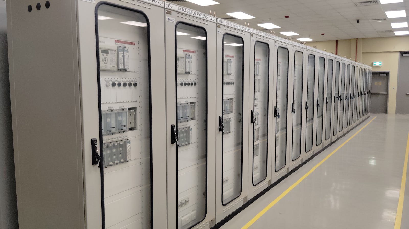 Predictive Self-Healing: 7 Powerful AIOps Fixes for IT 12 control room systems representing predictive self-healing at a glance