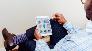 Smart Office Infrastructure: Wi-Fi 7 and IoT for Hybrid Work