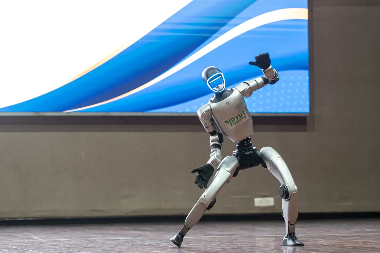 AI risks visualised: humanoid robot at an exhibition, standing for the three big types of AI risks